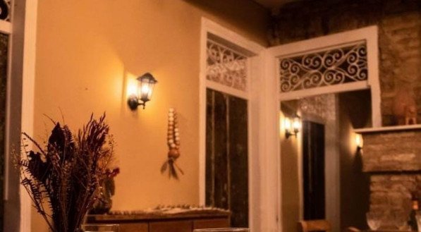 Mesa posta em restaurante Nommade Bistrot