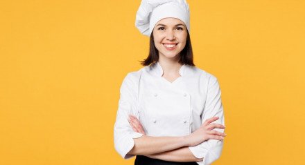 A atuação na culinária permite unir paixão e técnica em um mercado promissor (Imagem: ViDI Studio | Shutterstock)