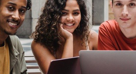 Jovens com computadores