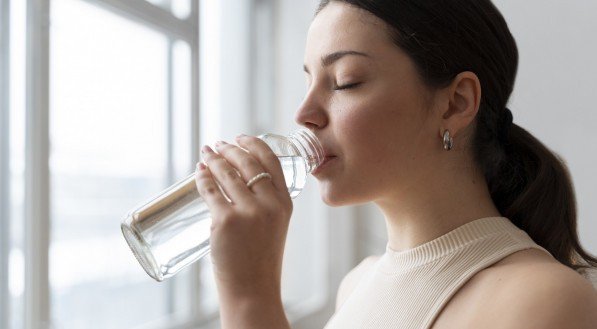 Beber água é essencial para se manter hidratado no tempo seco