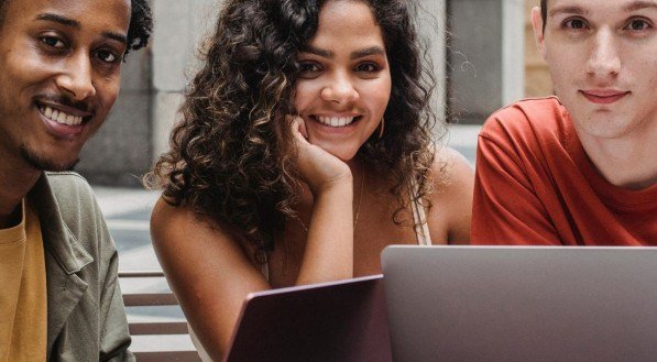 Jovens com computadores
