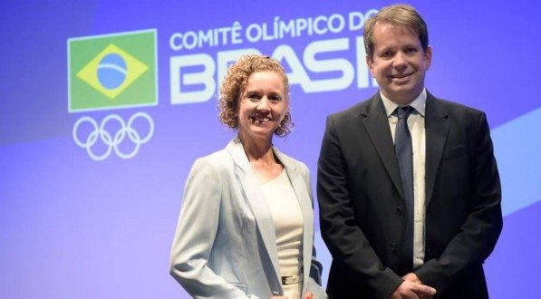 Yane Marques (E) ao lado de Marco La Porta (D) após serem eleitos como vice-presidente e presidente do Comitê Olímpico Brasileiro