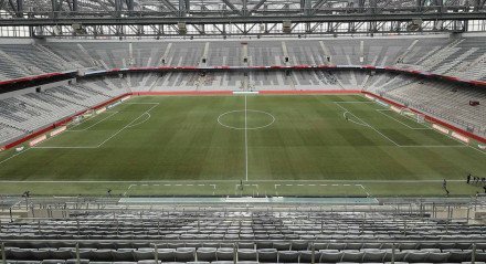 Arquibancadas e gramado da Ligga Arena, em Curitiba