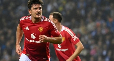 Harry Maguire celebra gol pelo Manchester United na Europa League