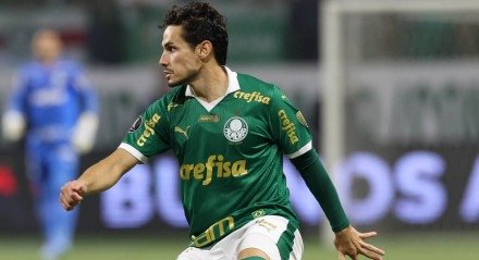 Raphael Veiga com a posse de bola durante jogo do Palmeiras