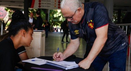 Imagem da Assembleia Geral de Sócios do Sport que decidiu por maioria pela mudança do estatuto