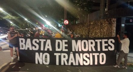 Imagem: manifestantes exibem cartaz "Basta de mortes no trânsito".
