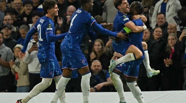 Equipe do Chelsea celebra vitória em Stamford Bridge