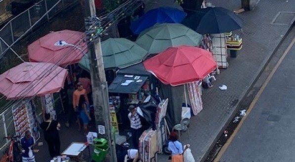 Comércio informal toma conta da Avenida Conde da Boa Vista