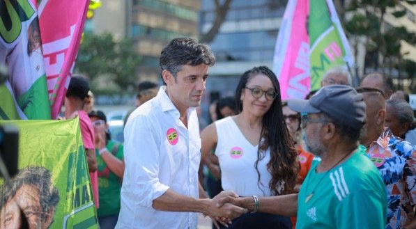 "Defendo a requalificação dos quiosques", afirma Daniel Coelho em reunião com barraqueiros da Boa Viagem