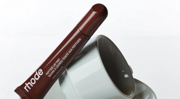 O gloss Peptide Lip Tint Espresso Rich Brown, da marca Rhode.