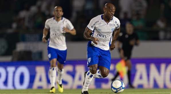 Imagem de Vágner Love, atacante do Avaí, em ação pela Série B do Brasileirão