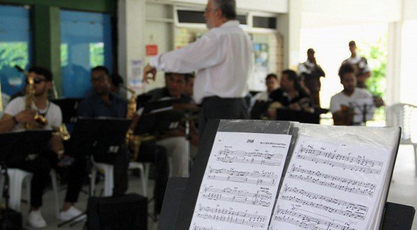 Imagem de partitura com regente ao fundo em aula de musica. IFPE abre inscri&ccedil;&otilde;es para especializa&ccedil;&atilde;o gratuita de Pr&aacute;ticas em M&uacute;sica Popular com &ecirc;nfase em Frevo