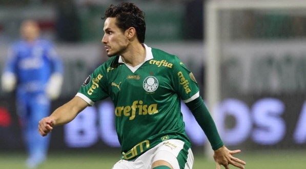 Raphael Veiga com a posse de bola durante jogo do Palmeiras