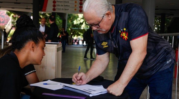 Imagem da Assembleia Geral de S&oacute;cios do Sport que decidiu por maioria pela mudan&ccedil;a do estatuto