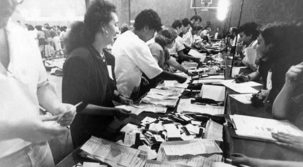 Como os votos eram contados manualmente, a apuração das eleições demorava dias