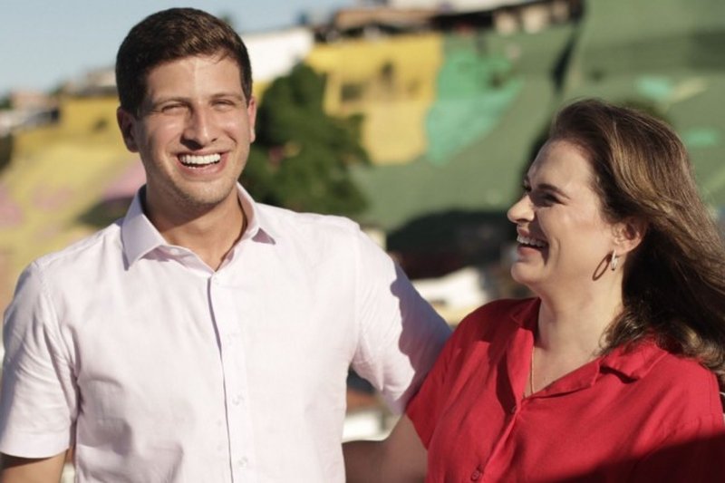 Imagem do prefeito do Recife e candidato a reeleição, João Campos e sua prima ex-deputada federal, Marília Arraes