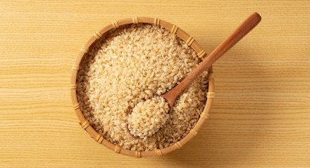 O arroz integral oferece diversos benefícios à saúde (Imagem: masa44 | Shutterstock)