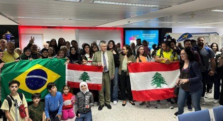 Primeiro voo de repatriação no Líbano decolou de Beirute com 229 brasileiros e três pets