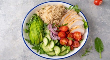 Salada de frango com abacate e quinoa (Imagem: irina2511 | Shutterstock)