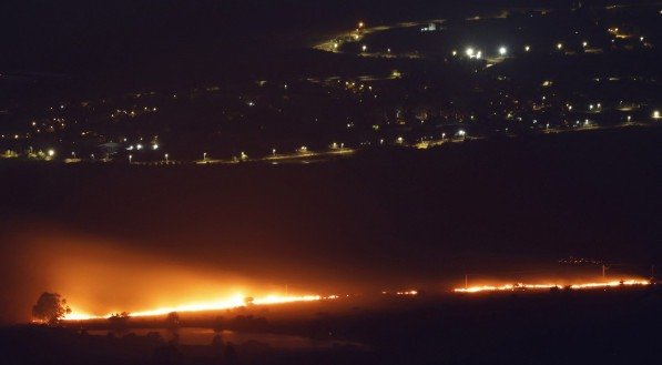 Explosões ocorrem como resultado de foguetes lançados do Líbano ao norte de Israel, próximo à cidade de Kiryat Shmona, perto da fronteira com o Líbano, neste sábado (5) 