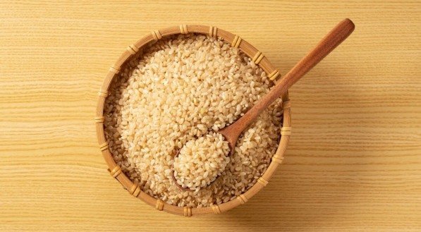 O arroz integral oferece diversos benefícios à saúde (Imagem: masa44 | Shutterstock)