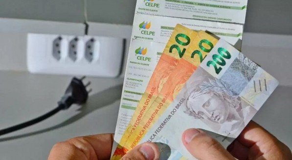 Bandeira tarifária da energia passou de verde em agosto para vermelha 1 em setembro e para vermelha 2 (o nível mais crítico possível) em outubro