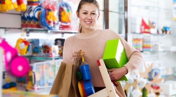 A compra dos presentes de Dia das Crianças pode ser divertida, mas requer atenção (Imagem: BearFotos | Shutterstock)