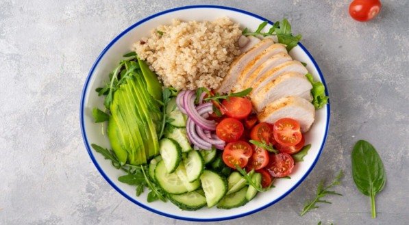 Salada de frango com abacate e quinoa (Imagem: irina2511 | Shutterstock)