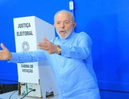 Lula vota em São Bernardo e diz que é hora de 