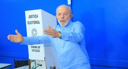 Lula vota em São Bernardo e diz que é hora de 