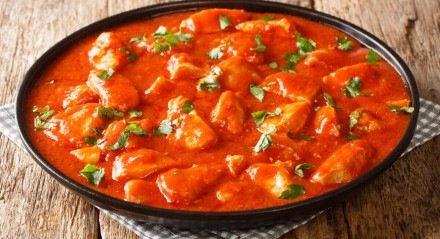 Frango com molho de tomate (Imagem: AS Foodstudio | Shutterstock)