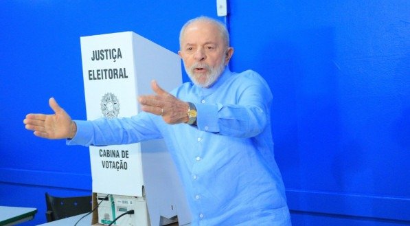 Lula vota em São Bernardo e diz que é hora de 