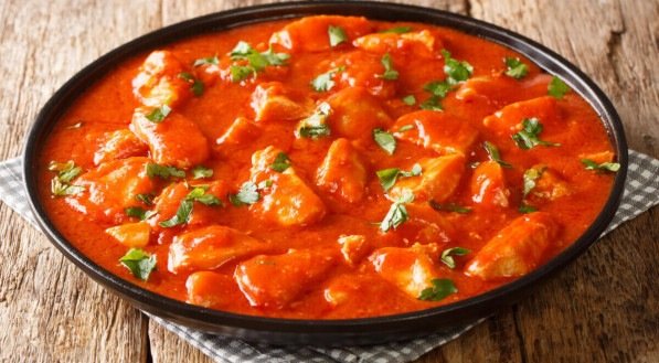 Frango com molho de tomate (Imagem: AS Foodstudio | Shutterstock)