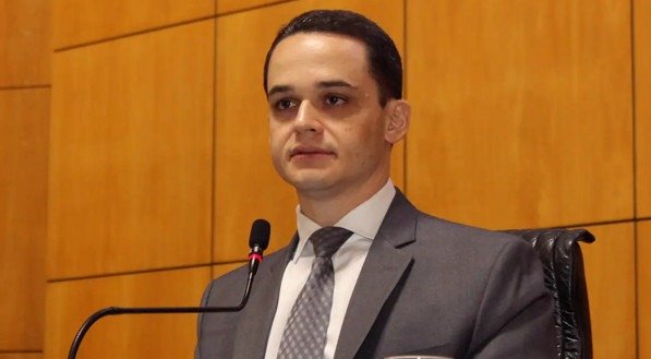 Natural da própria capital que comanda pela segunda vez, Lorenzo Pazolini agora terá como companheira de gestão a vice-prefeita eleita a empresária Cris Samorini,