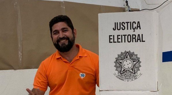 Logo após votar, Daniel Alves seguiu para visitar colégios eleitorais nas regionais do município