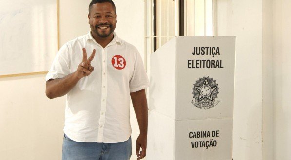 Vinicius Castello durante votação em Olinda