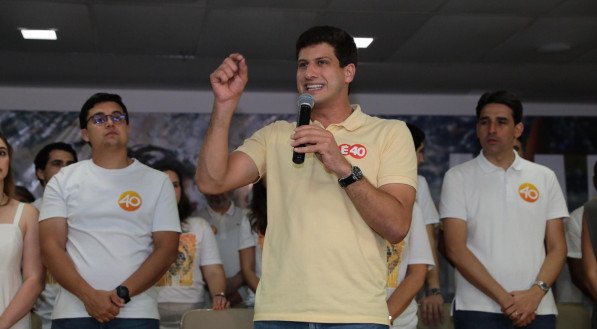 Em coletiva de imprensa, o prefeito reeleito João Campos dedica vitória à história do pai, Eduardo Campos