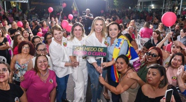 Imagem da prefeita Adriane Lopes em campanha com apoiadores no Campo Grande-MS