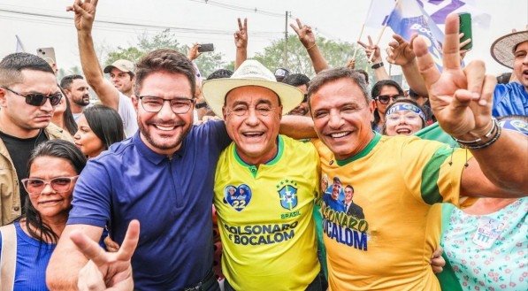 Tião Bocalom entre apoiadores em ato na caminha no Rio Branco