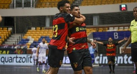 Imagem dos jogadores do Sport comemorando um dos gols sobre o Fortaleza