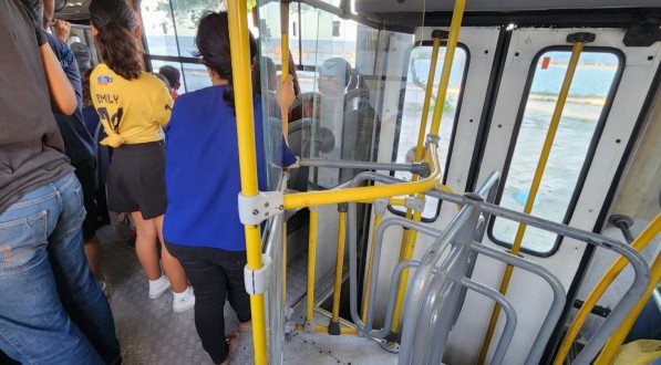 As catracas que estão sendo usadas nos ônibus agora são baixas, semelhantes às usadas na parte dianteira dos coletivos. A diferença é que elas são instaladas na área traseira, antes da descida do coletivo