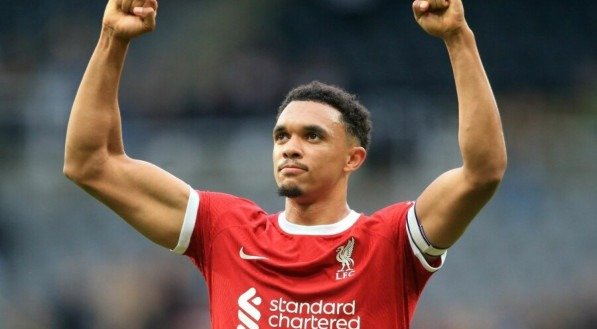 Alexander-Arnold com a camisa do Liverpool