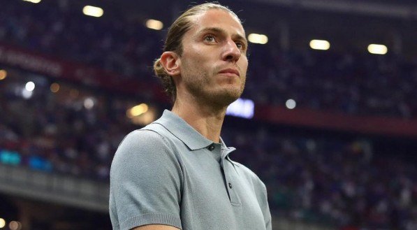 Filipe Luís com expressão séria durante jogo do Flamengo