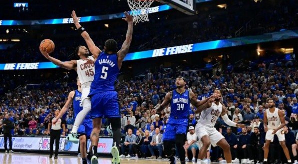 Imagem dos jogadores do Orlando Magic disputando os playoffs da NBA