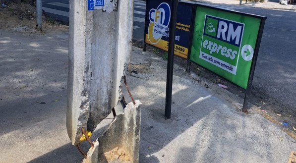 Poste com estrutura danificada na Madalena