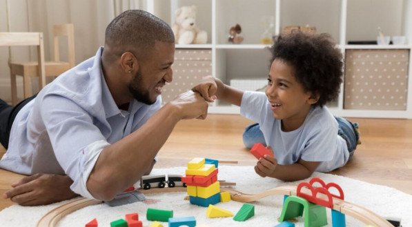 Brinquedos e brincadeiras podem ajudar a estimular a criatividade das crianças (Imagem: fizkes | Shutterstock)