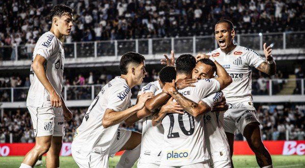 Cinco jogadores do Santos abraçados em comemoração de gol