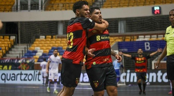 Imagem dos jogadores do Sport comemorando um dos gols sobre o Fortaleza