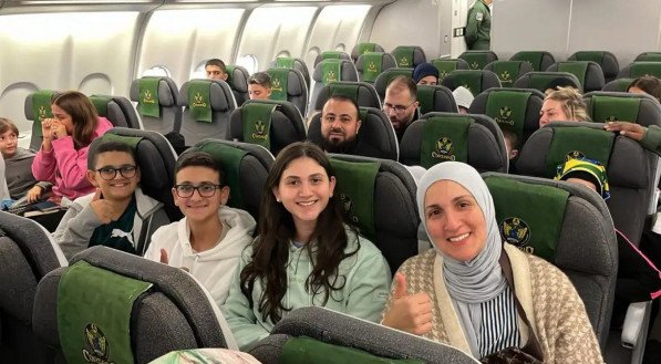 Os primeiros 229 brasileiros repatriados chegaram na manhã de domingo (6) na Base Aérea de São Paulo